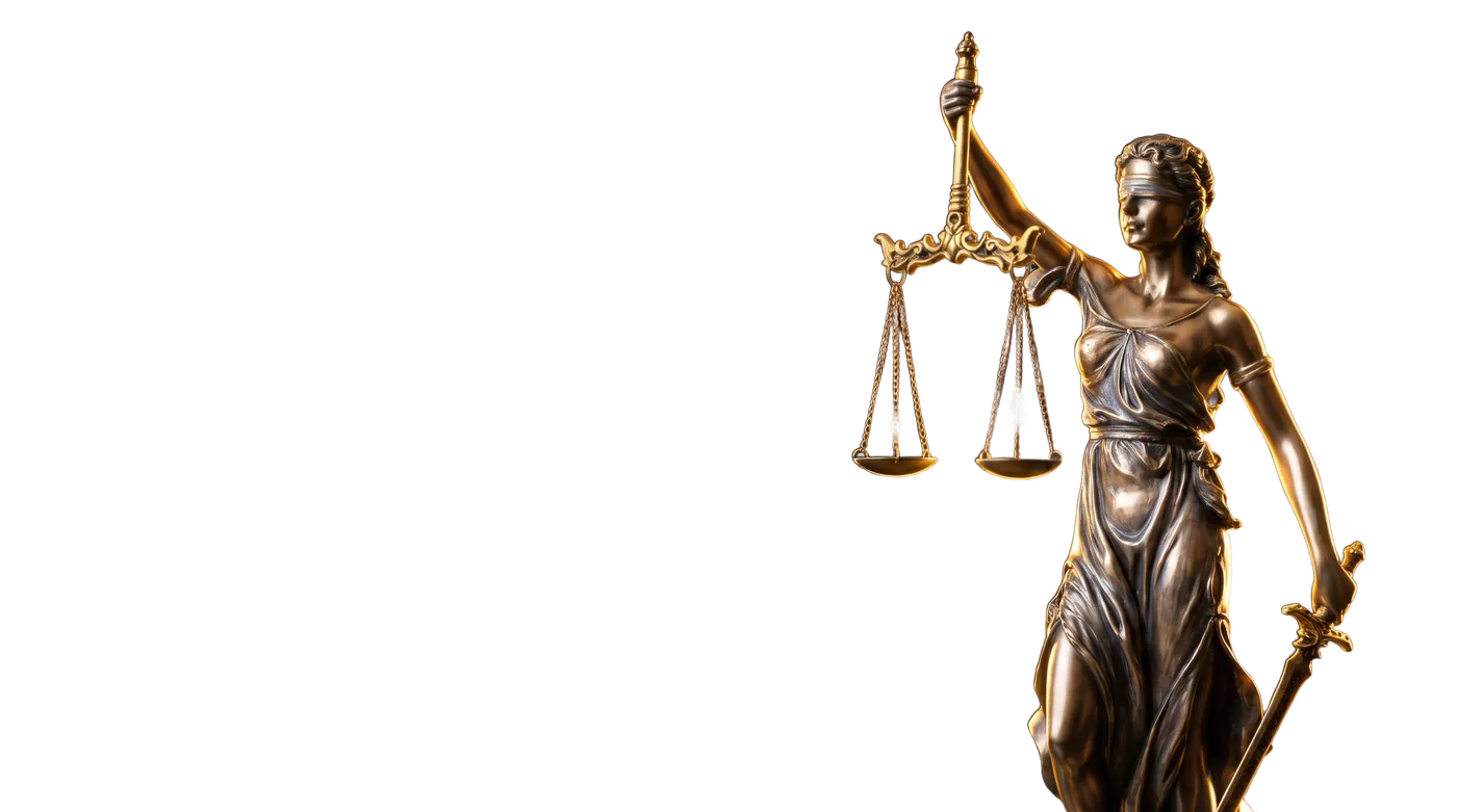 Estatua de la Dama de la Justicia con la balanza en alto